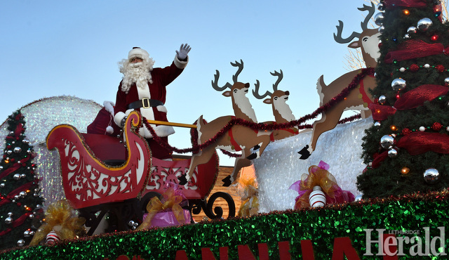 Santa Claus parade kicks off holidays in Fort Macleod