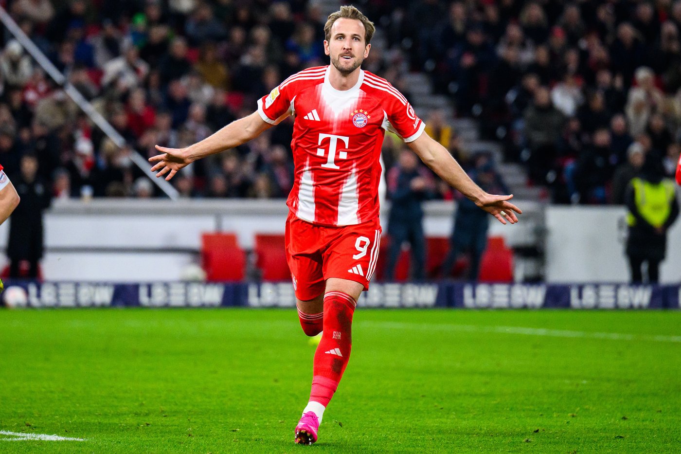 Kane scores hat trick and Bayern maintains big Bundesliga lead