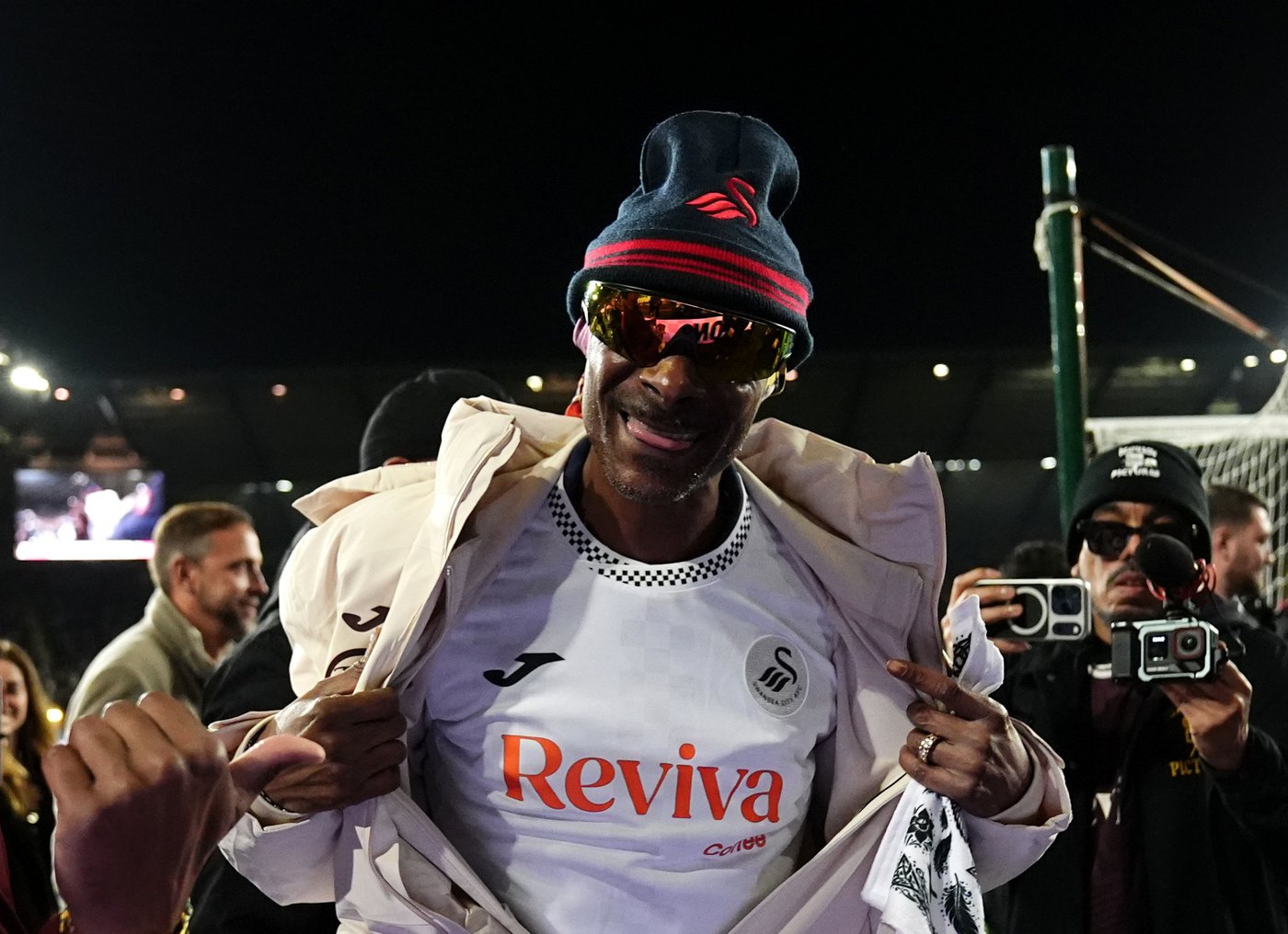 Snoop Dogg's next episode: Rapper attends first Swansea game after ...